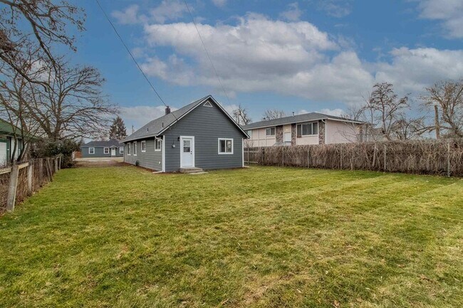 Building Photo - 1731 E Sanson Ave