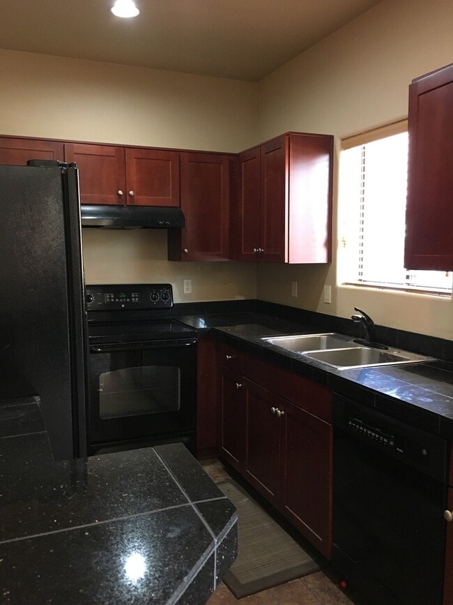 Building Photo - 3 Bedroom Eastside Townhome