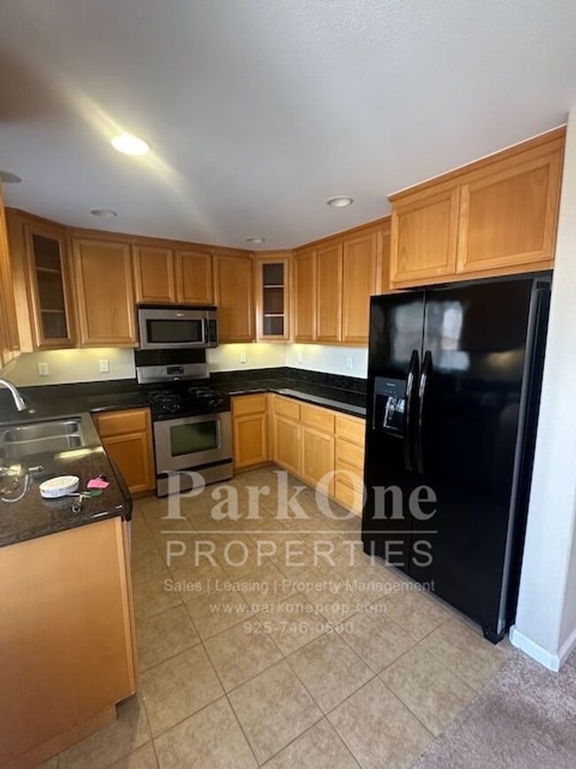 Building Photo - Nicely Updated Townhouse Close to Downtown