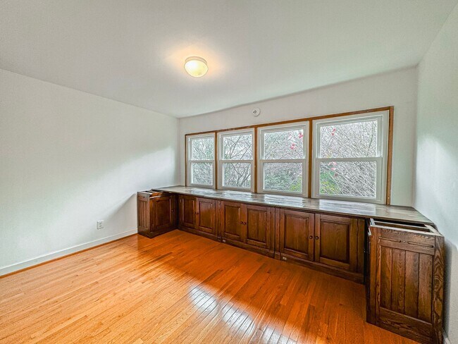 Building Photo - Stunning 4 Bed 3 Bath Tudor-style Brick Townhome In Desired Foxhall