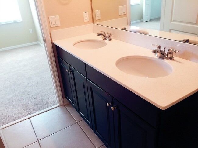 Building Photo - Nice Townhome in the hear of Oviedo!