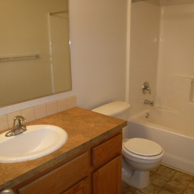 Building Photo - 3 Bed/2.5 Bath Duplex in NE Bend - Nova Loop