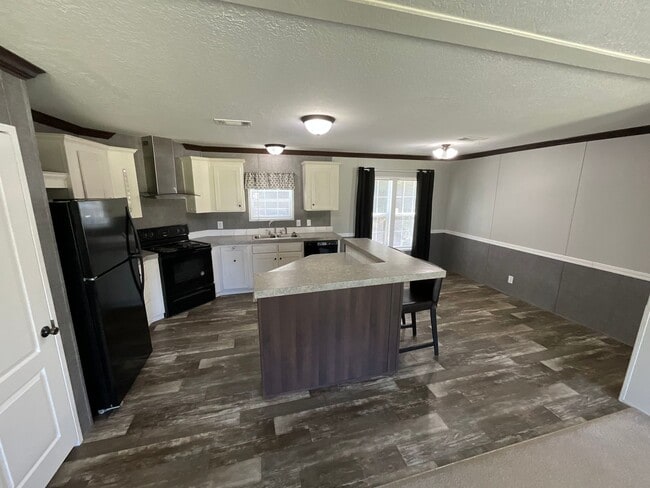 Building Photo - Beautiful 3/2 Mobile Home w/ Lawn Maintenance Included