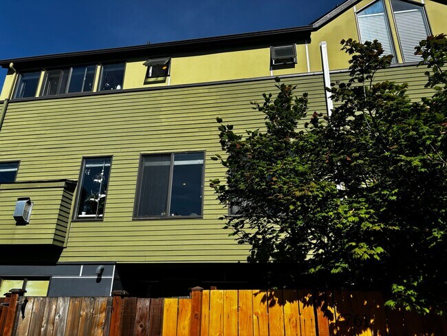 Building Photo - Amazing Phinney Ridge/Greenlake Home