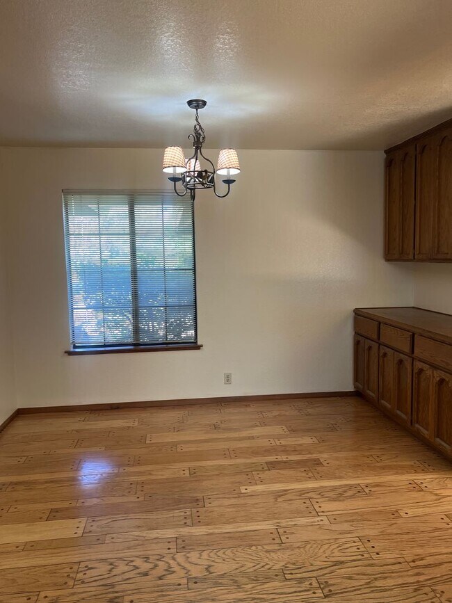 Building Photo - 3 BEDROOM/2 BATH EAST ROSEVILLE BEAUTY W/P...