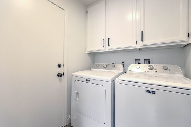 Building Photo - Newly Updated 4Bed/2Bath/2Car- residence located in NW Las Vegas community with NO HOA!