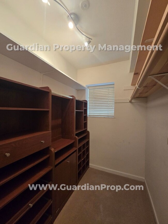 Building Photo - Dean Parkway  2bd-2ba Condo, Hardwood Floo...