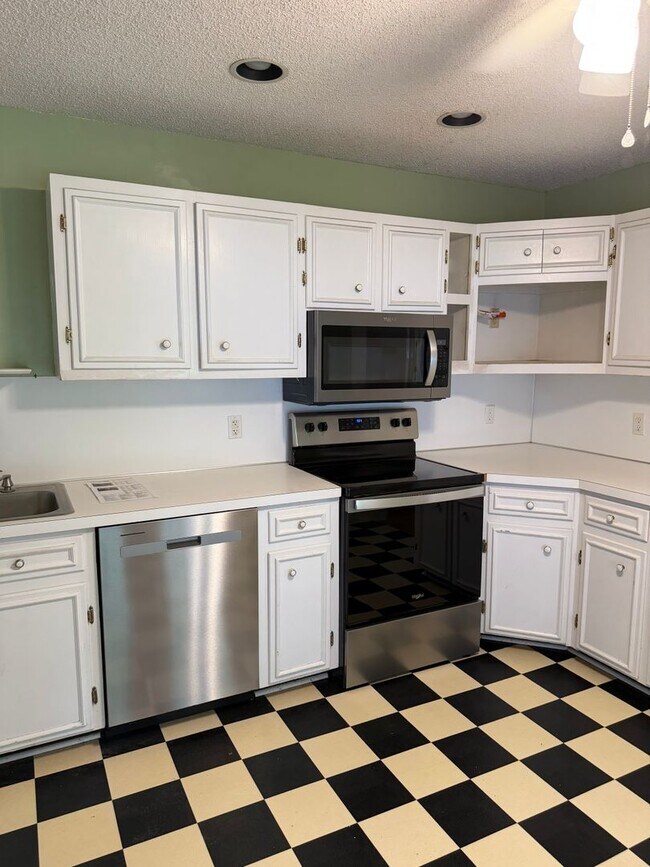 Building Photo - 105 Demille Dr