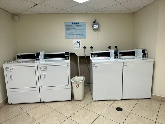 Building Photo - 5961 N Falls Cir Dr