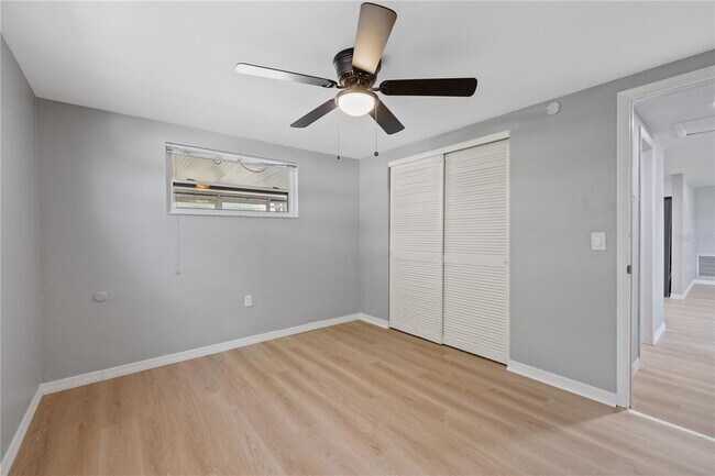 Building Photo - 4430 Shoreline Dr