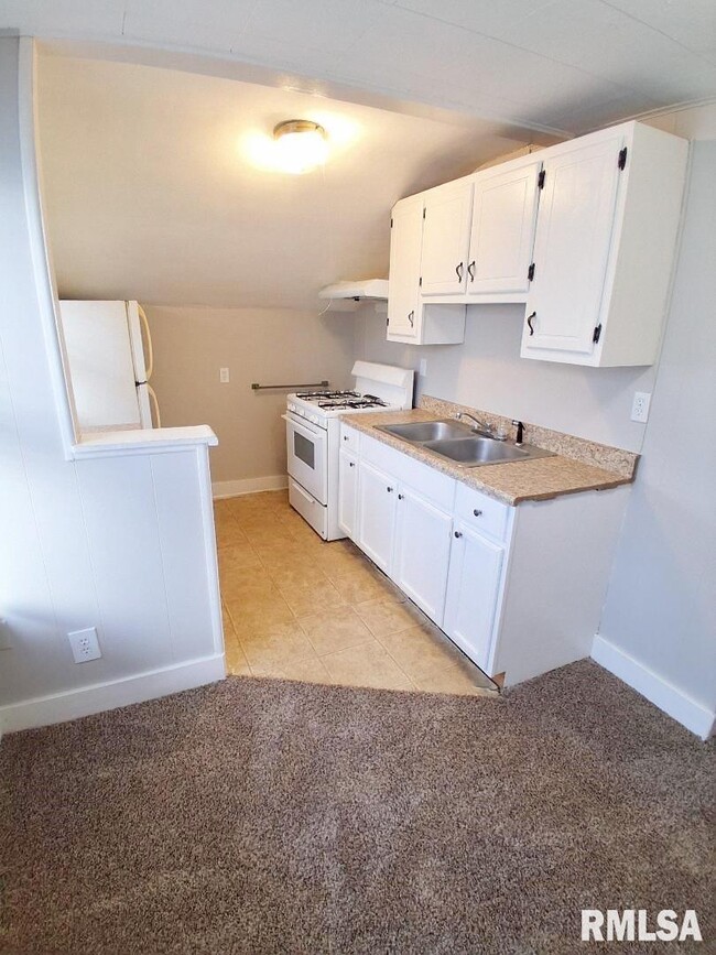 Building Photo - 513 W Loucks Ave