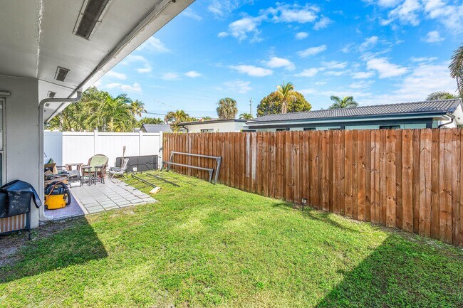 Building Photo - 708 NE 23rd Ave