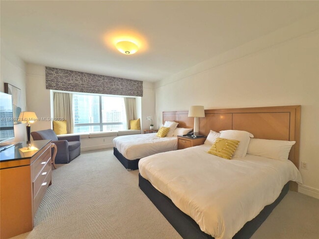 Building Photo - 1435 Brickell Ave