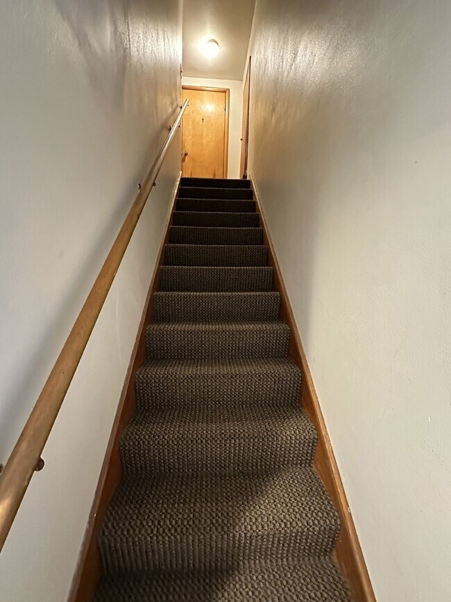 Building Photo - Exciting 3 Bed 1 Bath close to UWEC!