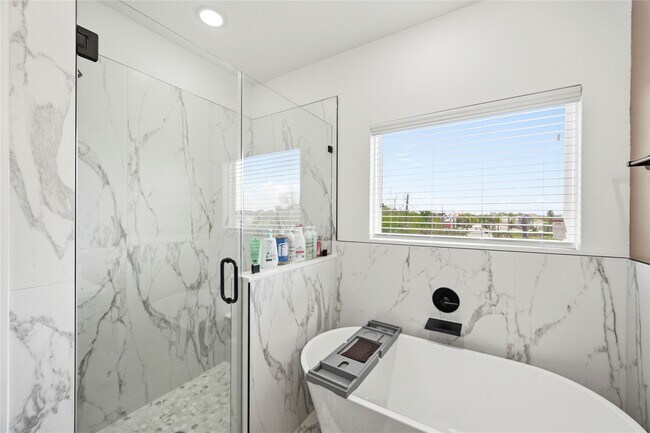 Building Photo - 2502 Tuam St