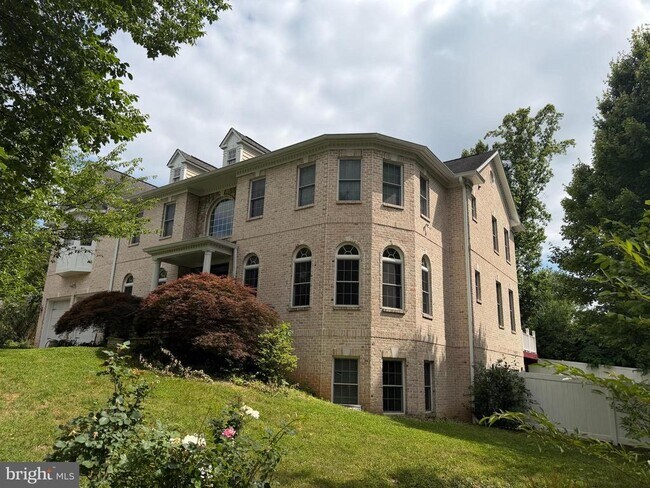 Building Photo - 6529 Fairlawn Dr