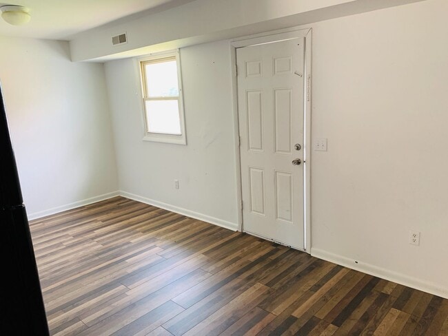 Building Photo - Coming Soon - Cozy 3 Bedroom, 1 Bath Townh...