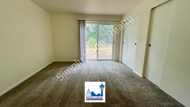 Building Photo - LUXURY DUPLEX RENTAL WITH SPACIOUS BACKYARD