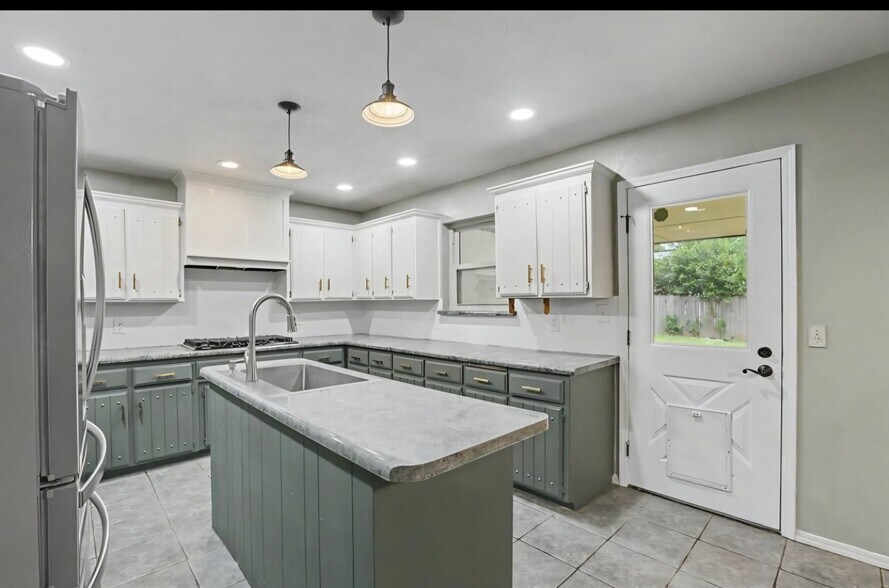 Building Photo - 2112 Bentham Pl
