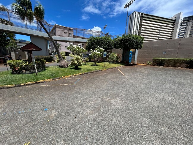 Building Photo - Convenient Location