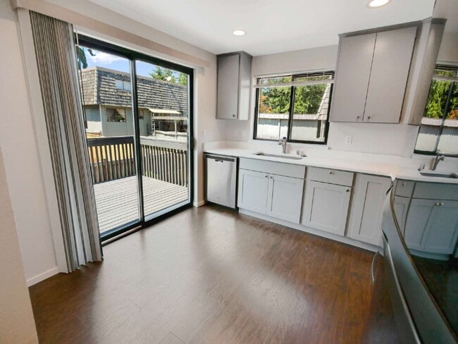 Building Photo - Rare Edmonds duplex now available! This side-by-side townhome-style unit features 2 bedrooms, 1.5...