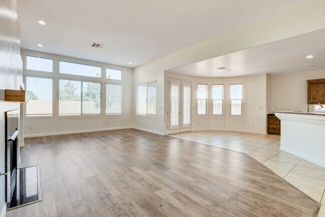 Building Photo - Single Family Home on 20k SQFT Lot in Gated Community