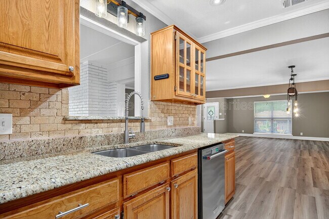 Building Photo - 112 S Wood Ave