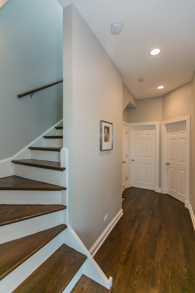 Building Photo - 2005 N Hoyne Ave