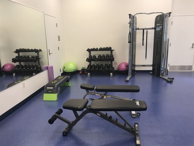 Building Photo - 875 Elm St