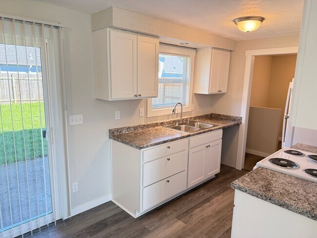 Building Photo - New 2 bed 1 1/2 bath duplex in Springfield!