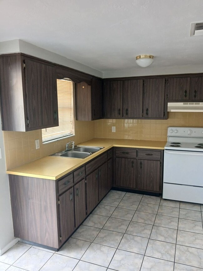 Building Photo - Updated 2 Bed / 2 Bath Home for Rent – Near Downtown New Port Richey