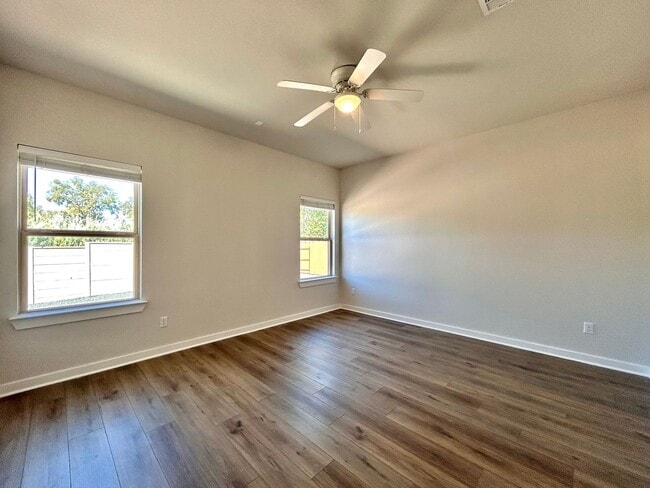 Building Photo - Spacious 3-Bed, 2-Bath Home with 2-Car Gar...