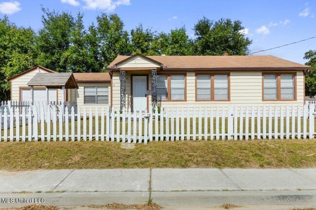 Building Photo - Charming Updated Cottage in Old Biloxi!