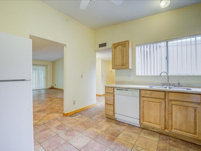 Building Photo - Charming 4-Bedroom Home with Spacious Living & Private Backyard!