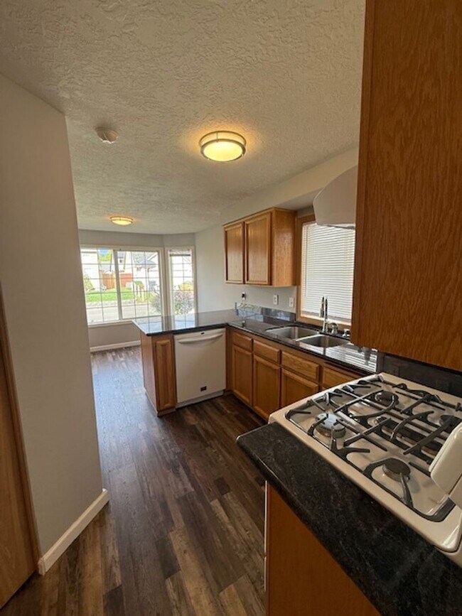 Building Photo - Single Level House - Move-in Ready Early July