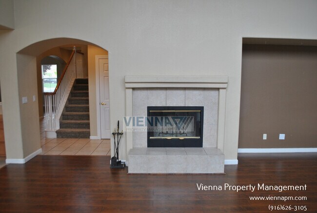 Building Photo - Beautiful 4 Bedroom + Study in Desirable N...