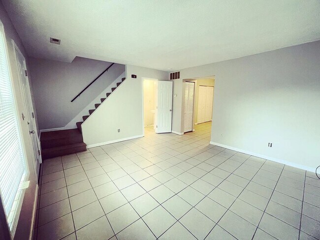 Building Photo - 2-Bedroom Townhome Minutes from Downtown N...