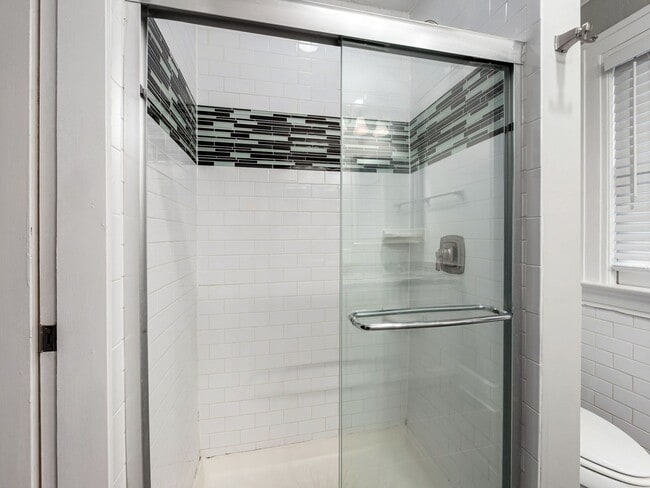 Building Photo - Central German Village Location!