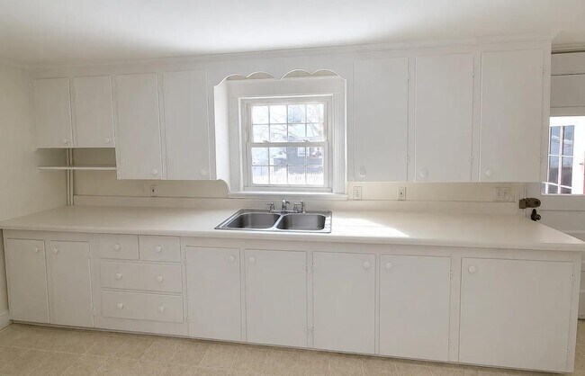 Building Photo - 73 Clemons St