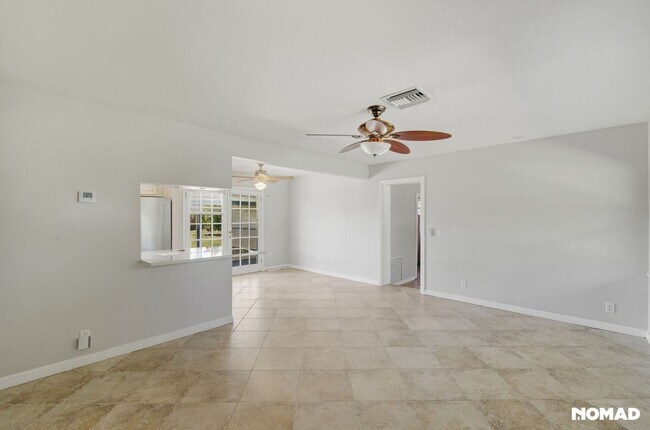 Building Photo - Updated, Large yard, quiet neighborhood, and convenient location