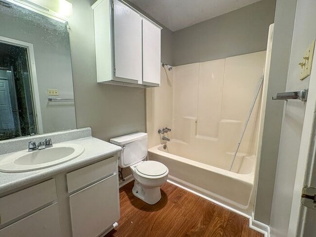 Building Photo - 3 Bedroom 2 Bath *Upstairs* Apartment in S...