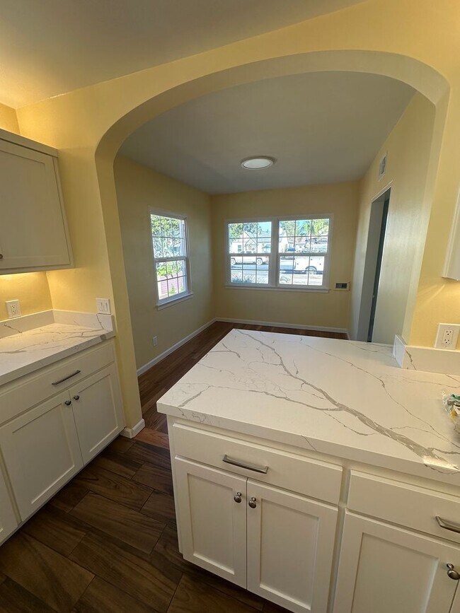 Building Photo - Cute NE 2 Bedroom, 1 Bath Home close to Hancock College