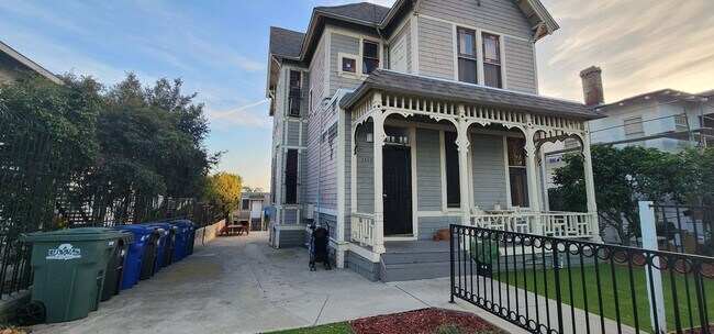 Building Photo - 4240