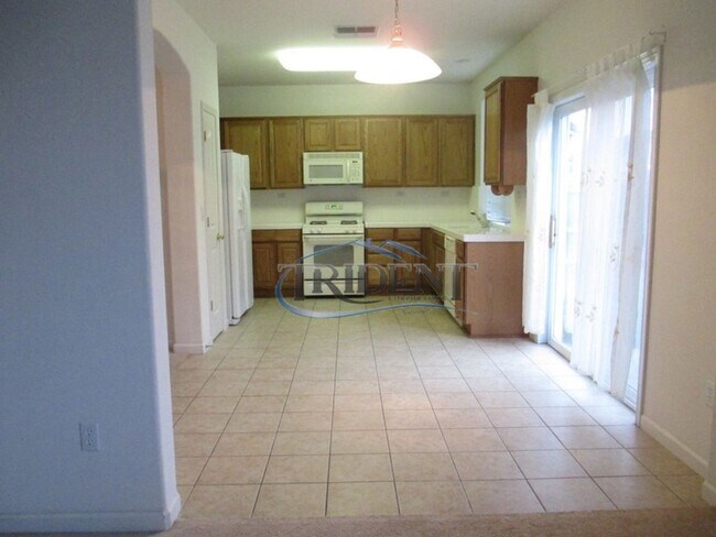 Building Photo - 4 bedroom, 3 bath house with approx. 2,183 sq. ft.