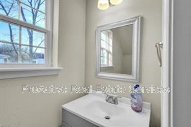 Building Photo - 223 N 7th St