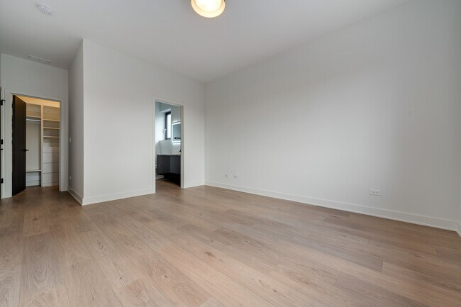 Building Photo - 4426 N Kenneth Ave