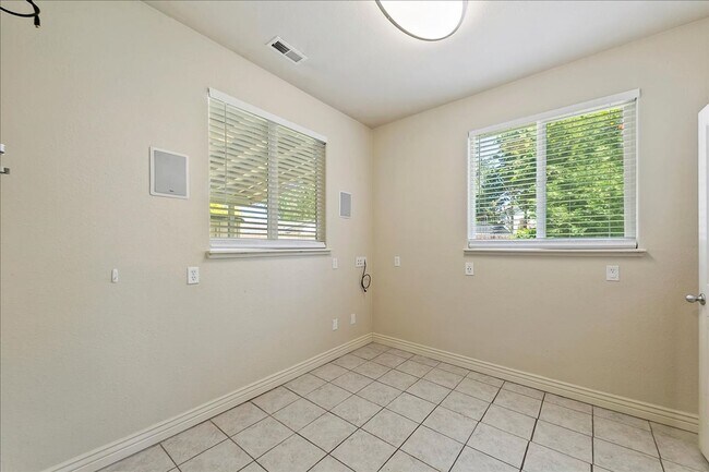 Building Photo - North End corner lot with garden and TONS ...