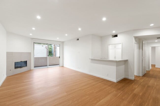 Building Photo - Beverly Hills Prime Location - 2 bed 2.5 bathroom