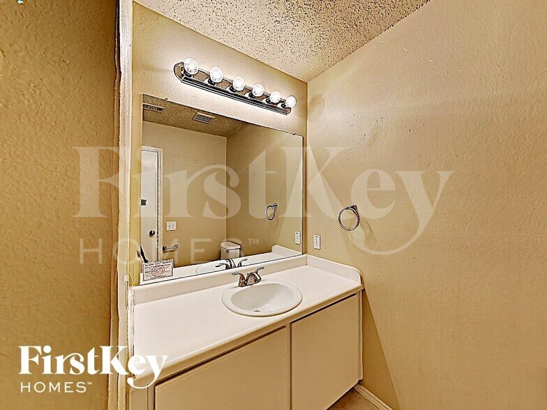 Building Photo - 208 Amber Ridge Dr