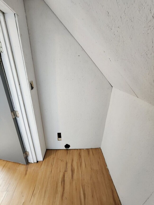 Building Photo - Spacious 2-Bedroom, 1-Bathroom Home AVAILA...